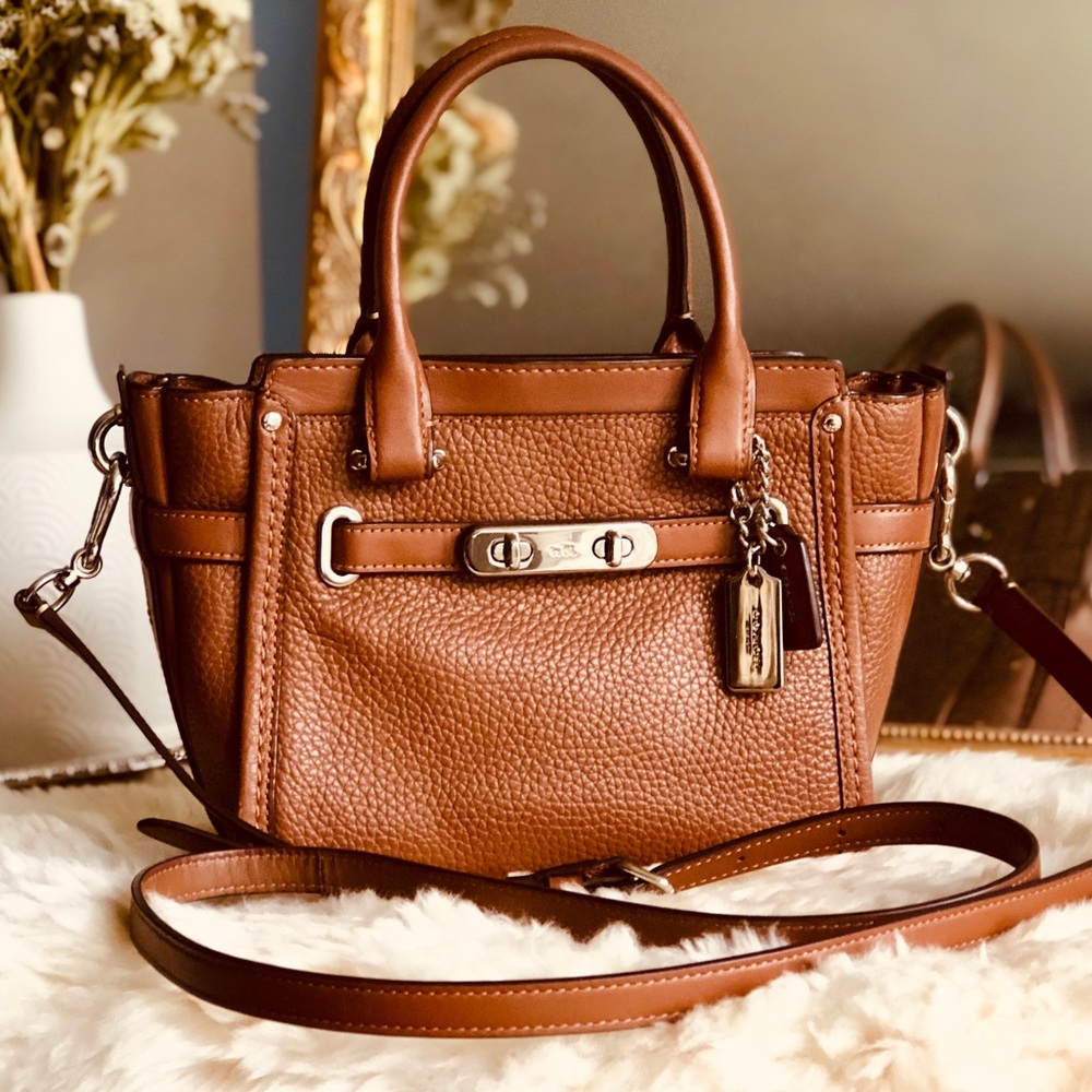 COACH Swagger 21 pebble leather crossbody - EUC